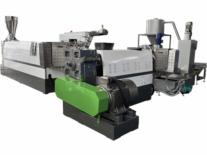 une machine de granulation de flocons rebroyés en plastique HDPE (polyéthylène haute densité) et PP (polypropylène). Cette machine est conçue pour fondre et reformer des flocons de plastique en granulés, qui sont ensuite utilisés comme matière première dans divers processus de fabrication. L'équipement comprend plusieurs composants, notamment un système d'alimentation, une extrudeuse pour faire fondre le plastique et une unité de granulation où le plastique fondu est découpé en granulés uniformes. La machine est principalement dans des tons de gris et d'argent, avec un composant vert distinctif qui abrite probablement une partie de l'équipement mécanique ou de traitement. Ce type de machine est crucial dans les opérations de recyclage, car il permet une réutilisation efficace des matières plastiques et contribue à des pratiques de fabrication durables.