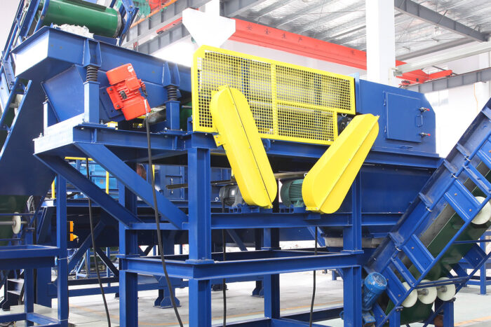 een Eddy Current Separator, een gespecialiseerde recyclingmachine die wordt gebruikt voor het scheiden van non-ferrometalen van andere materialen in een gemengde afvalstroom. Dit type apparatuur is cruciaal in de recyclingindustrie voor het sorteren van aluminium, koper, messing en andere waardevolle metalen uit bulkmateriaal.