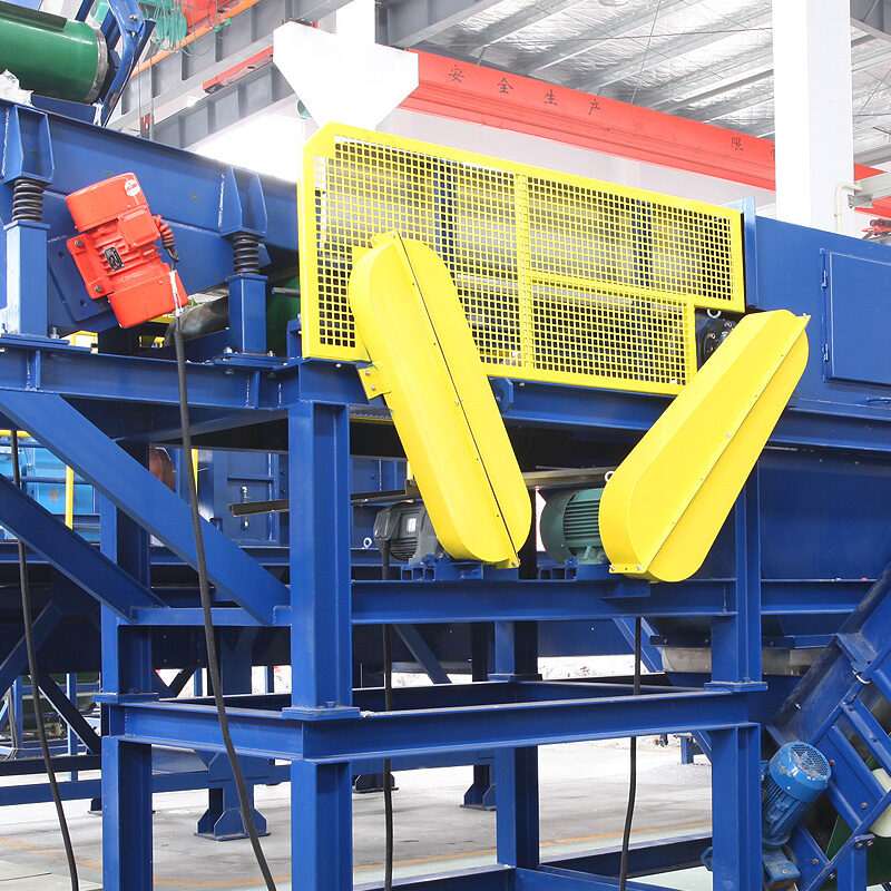 un Eddy Current Separator, o mașină specializată de reciclare utilizată pentru separarea metalelor neferoase de alte materiale într-un flux mixt de deșeuri. Acest tip de echipament este esențial în industria de reciclare pentru sortarea aluminiului, cuprului, alamei și a altor metale valoroase din materialul în vrac.