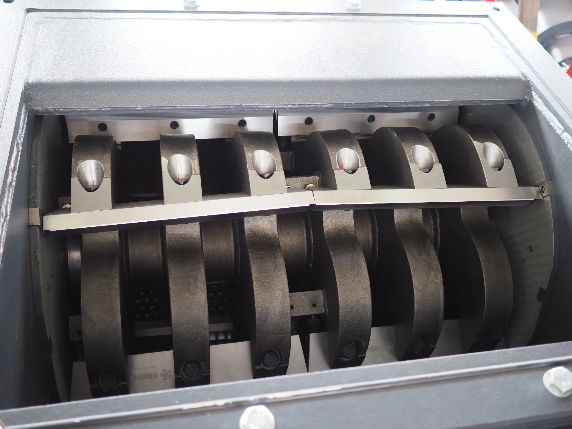 Wet granulator cutting chamber and blades