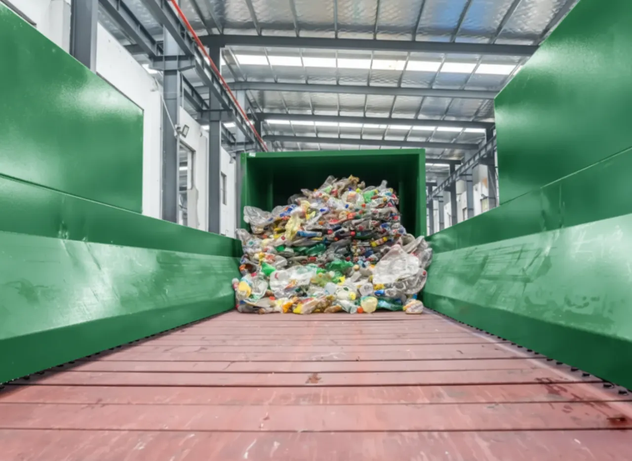 Debaler machine opening PET bales